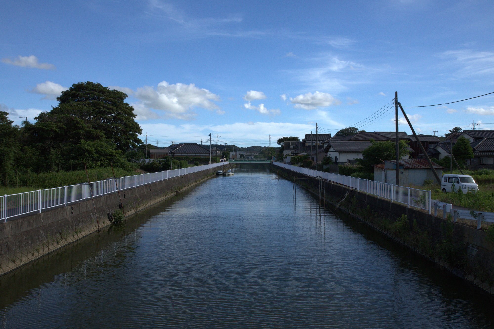 水路沿いの道 白い柵とまっすぐな水面 ロケ地 東庄町